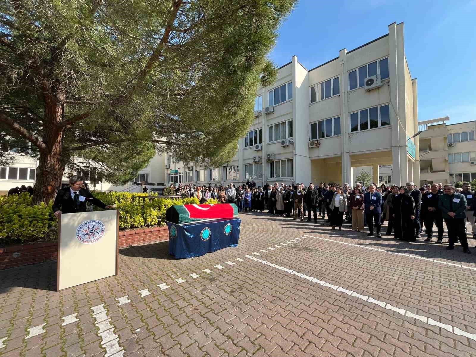 Akademisyen Doğan Yavaş, fakültesi önünden dualarla uğurlandı
