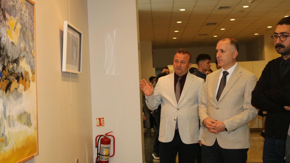 Akademisyenlerin yaptığı eserler sanatseverlerle buluştu
