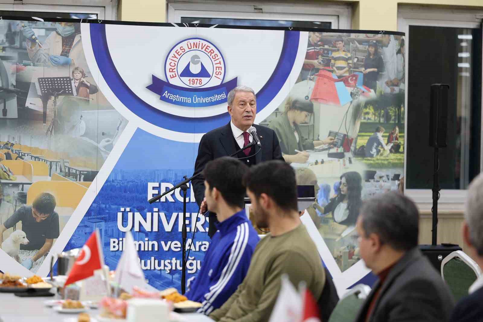 Akar, ERÜ öğrencileri ile iftarda buluştu
