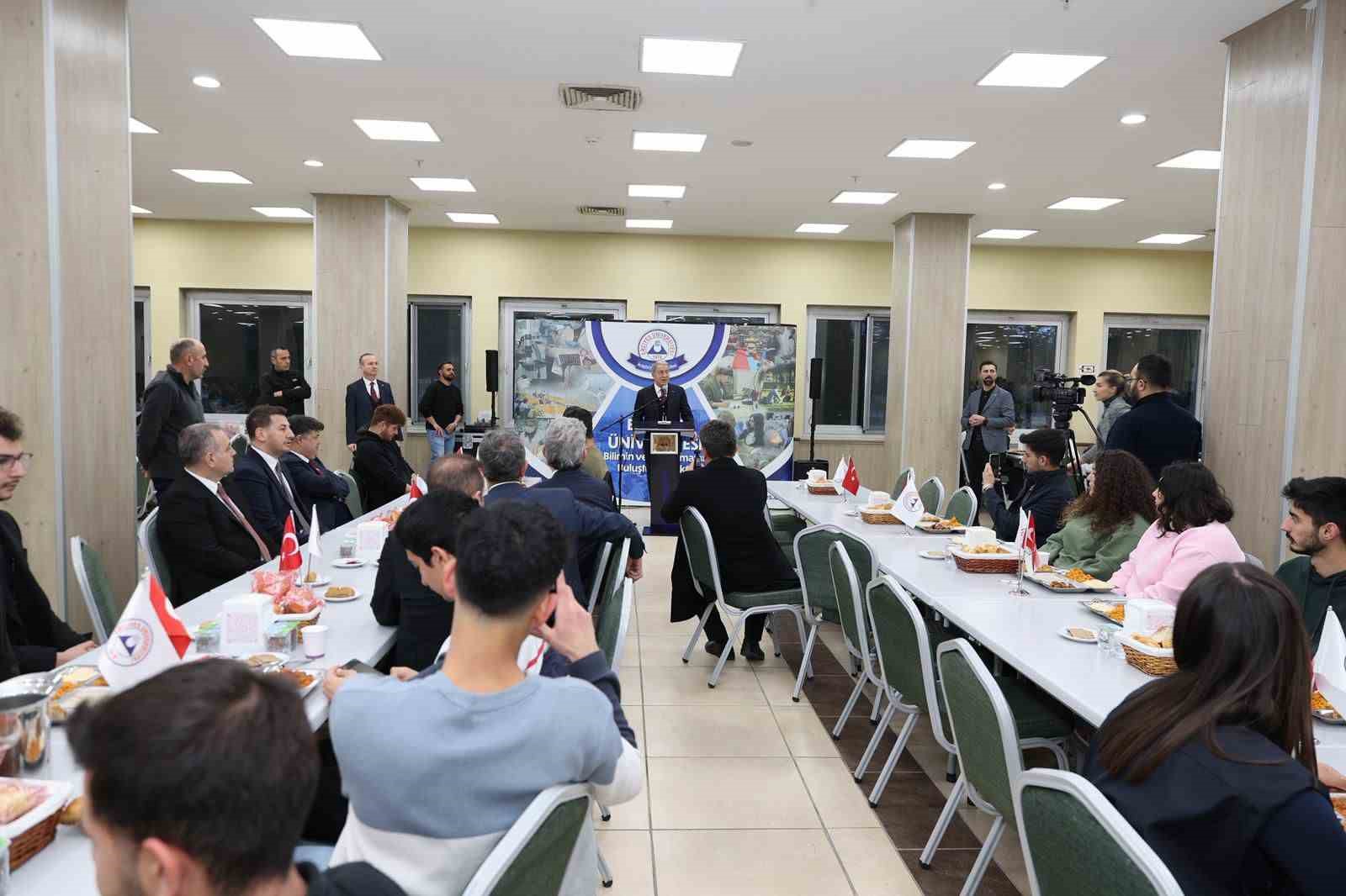 Akar, ERÜ öğrencileri ile iftarda buluştu
