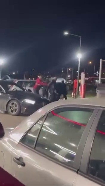 Akaryakıt istasyonunu boks ringine çevirdiler
