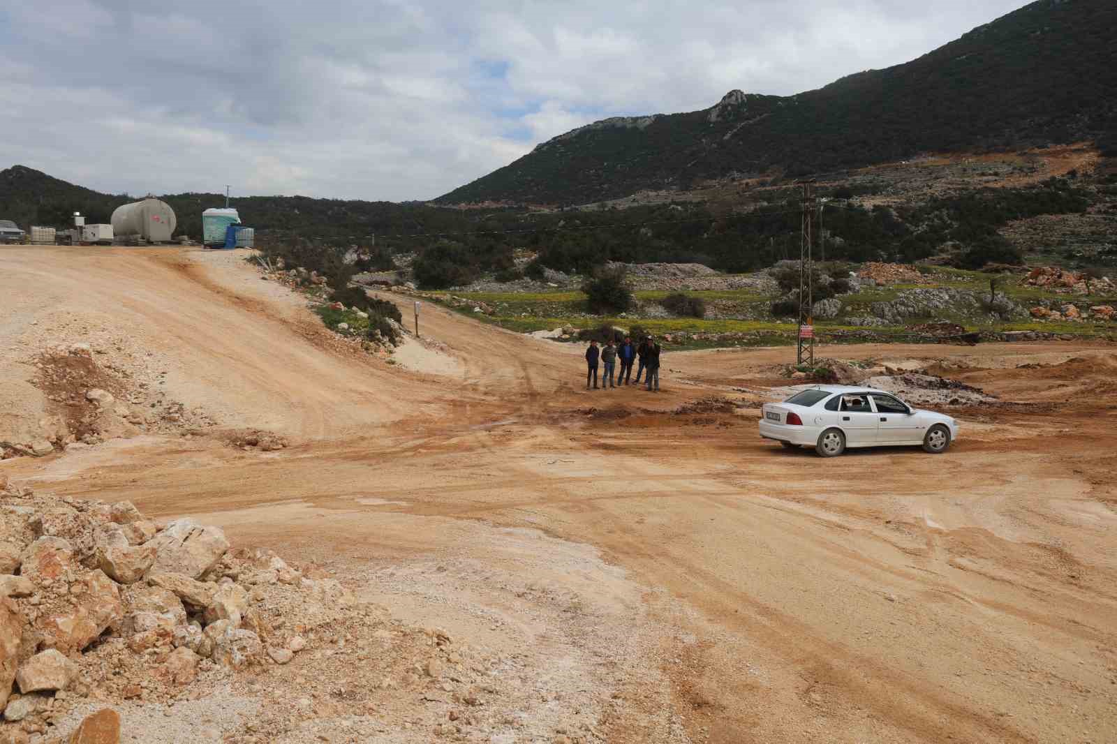 Akaryakıt karıştığı iddia edilen yağmur suyu birikintisinden su içen 43 küçükbaş hayvan telef oldu
