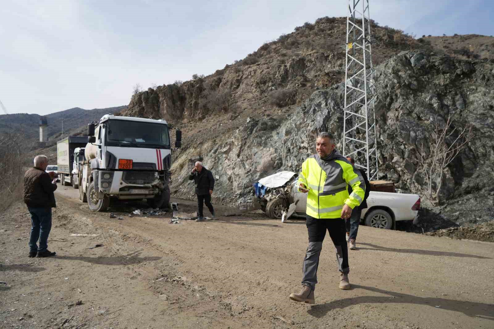Akaryakıt tankeri ile çarpışan kamyonet hurdaya döndü: 3 yaralı
