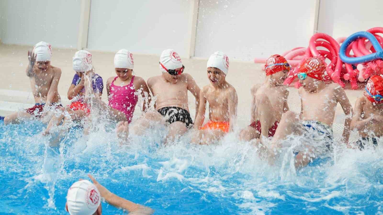 Akçaabat’ta minik yüzücüler yetişiyor
