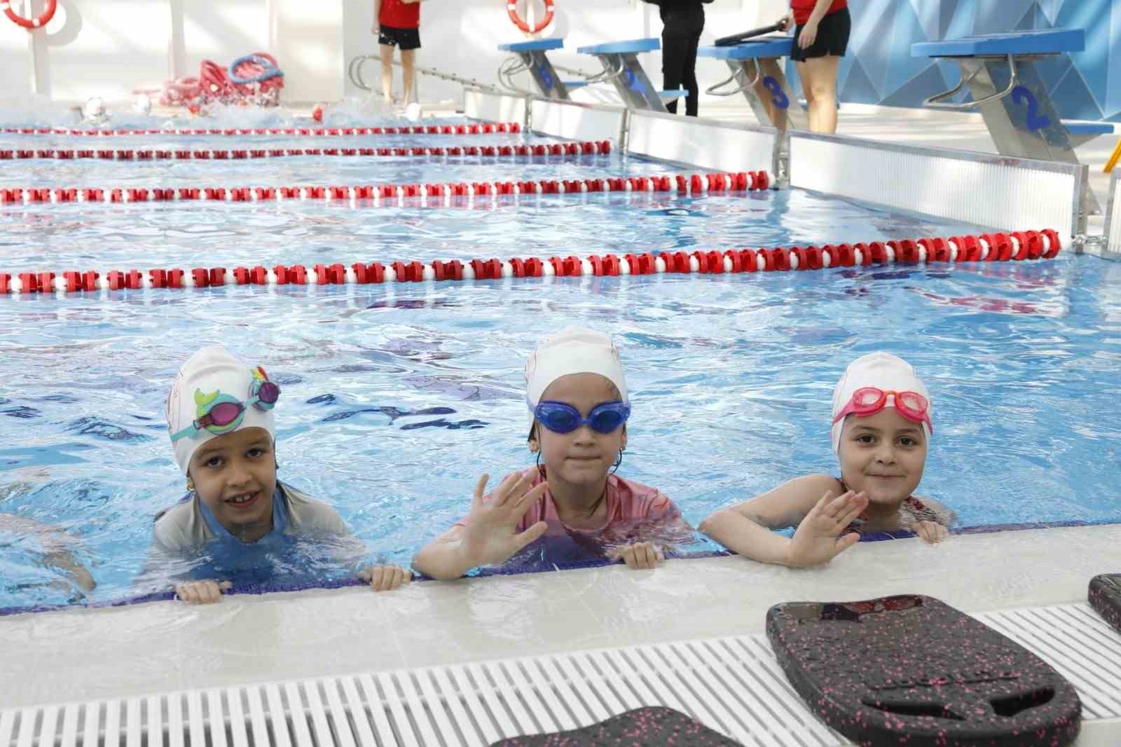 Akçaabat’ta minik yüzücüler yetişiyor
