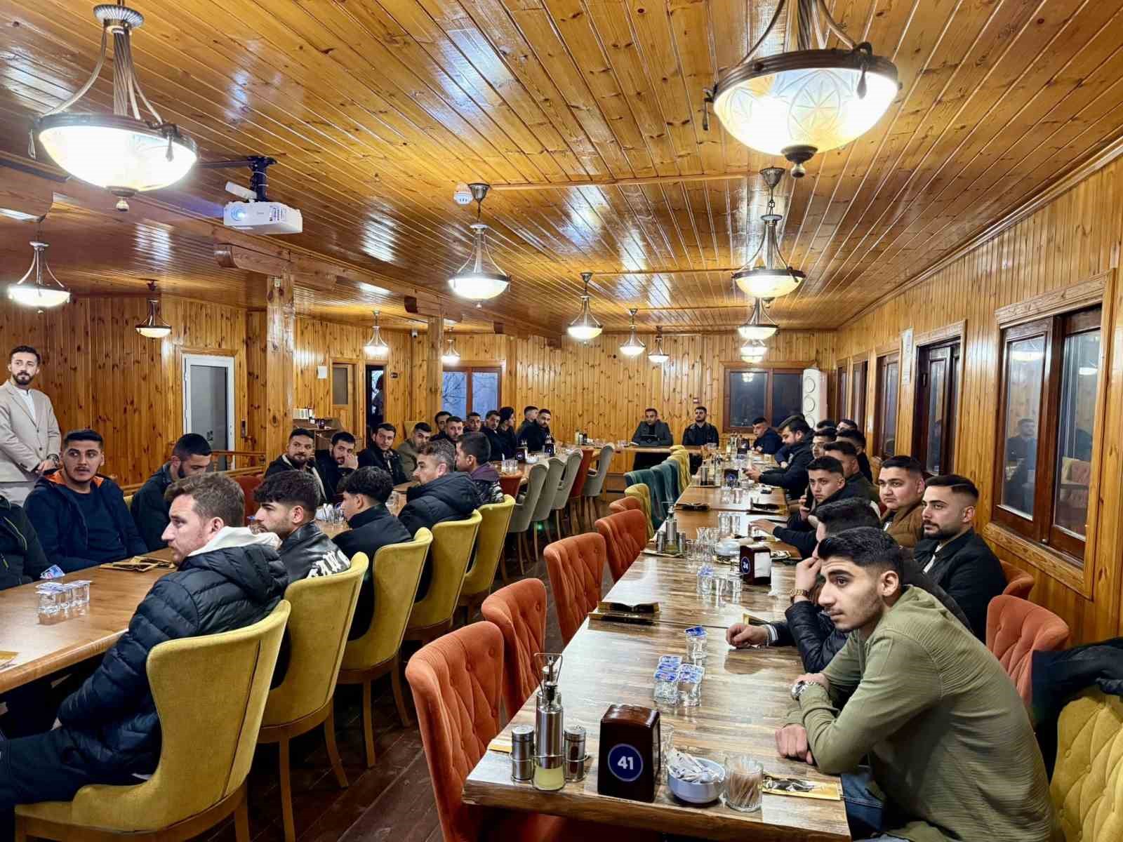 Akçadağ Belediye Başkanı Ulutaş sahurda gençlerle buluştu
