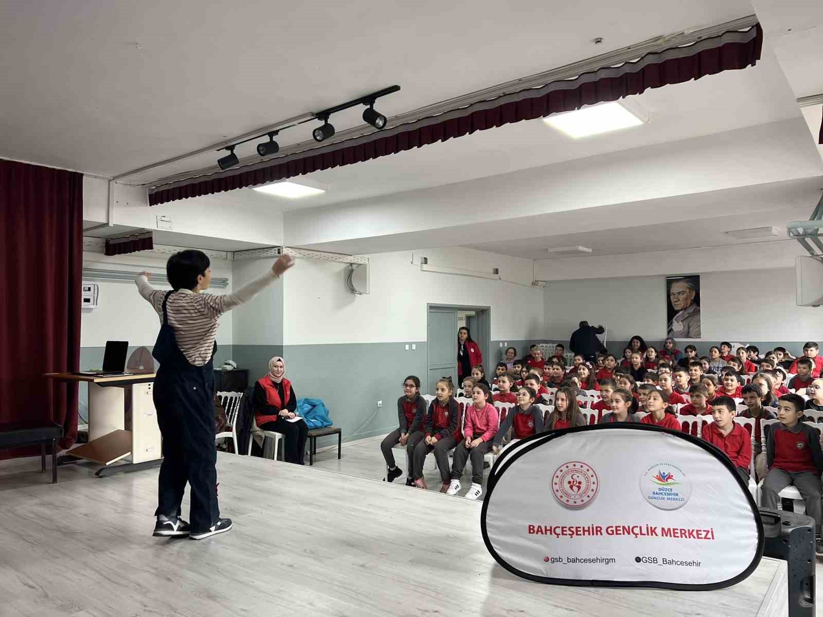 Akçakoca’da öğrencilere yönelik tiyatro gösterisi düzenlendi
