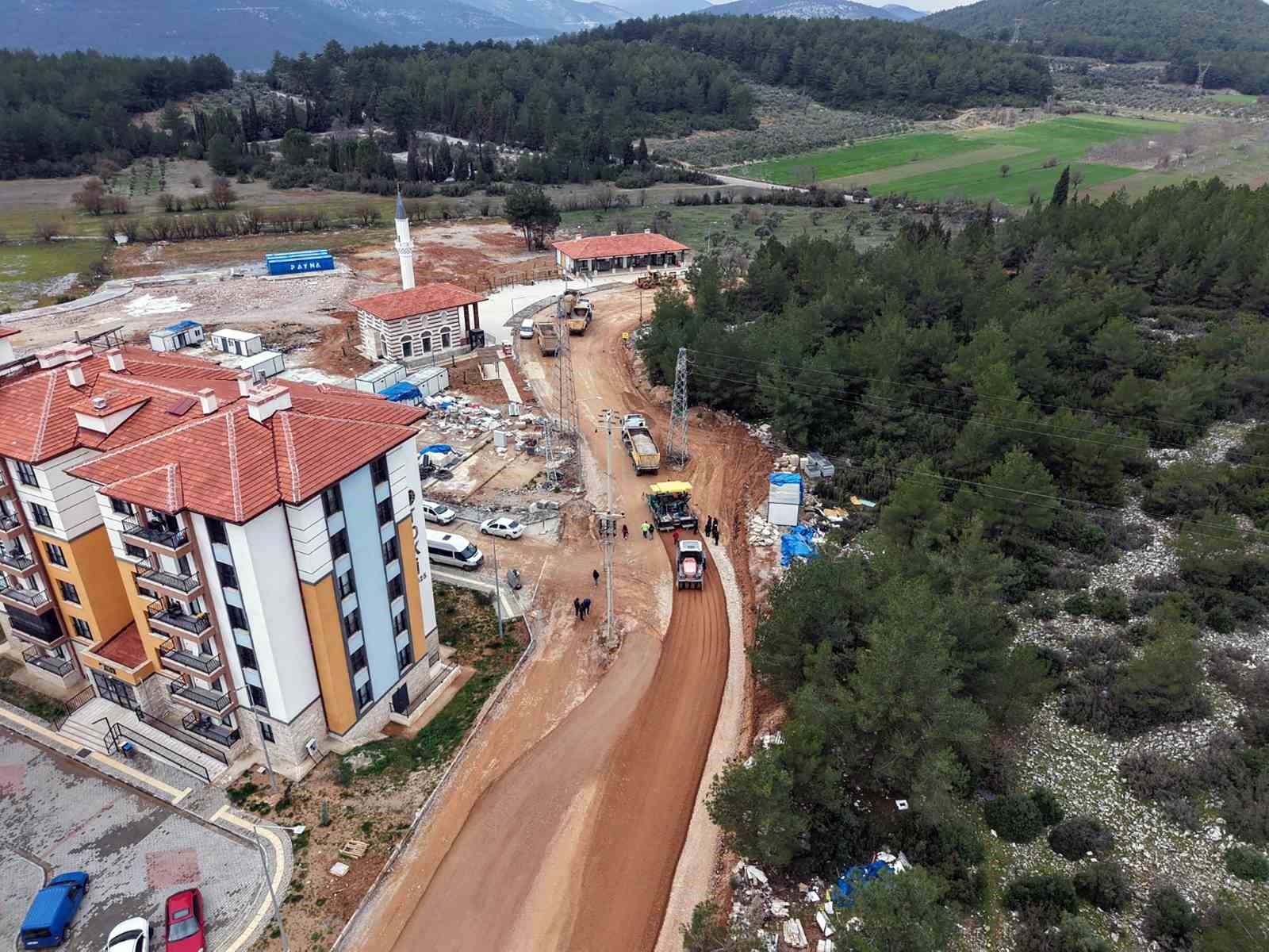 Akçaova TOKİ girişi yol çalışmaları devam ediyor
