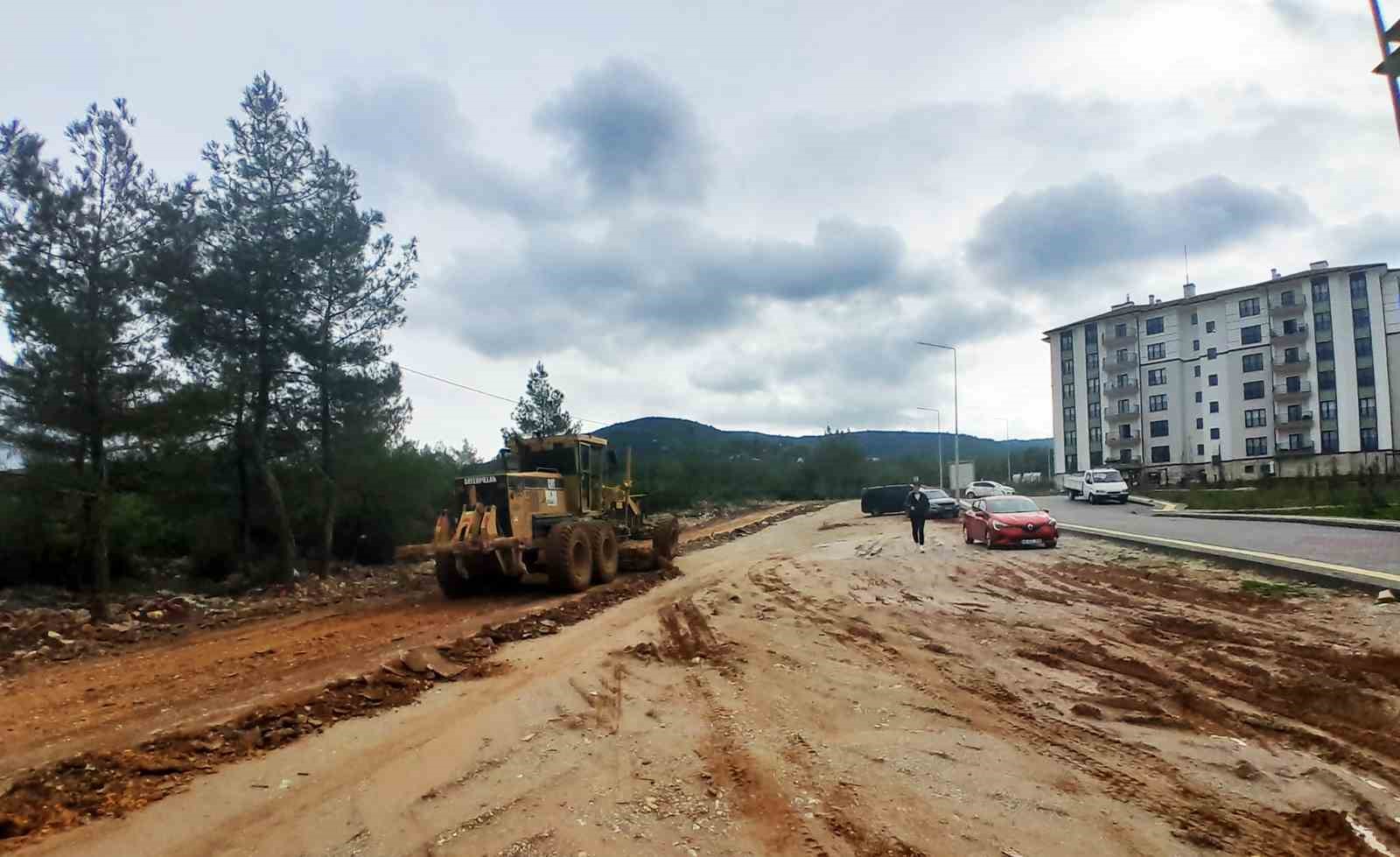 Akçaova TOKİ yolunda çalışma başlatıldı
