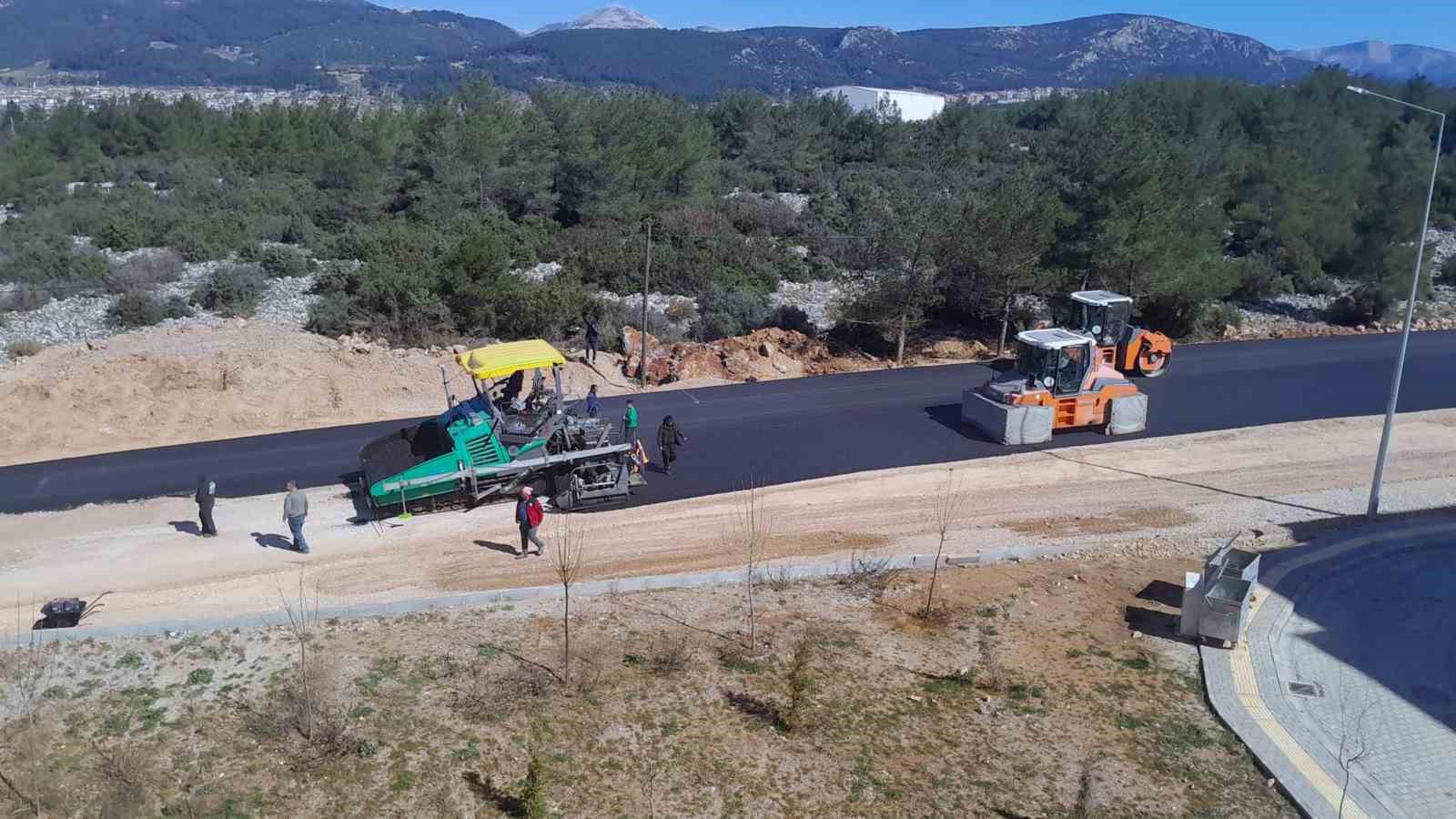 Akçaova TOKİ’de yol sorununu çözüldü
Akçaova TOKİ’de yol sorununu çözüldü