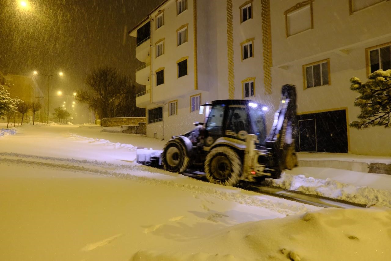 Akdağmadeni Belediyesi ekipleri kar mesaisinde
