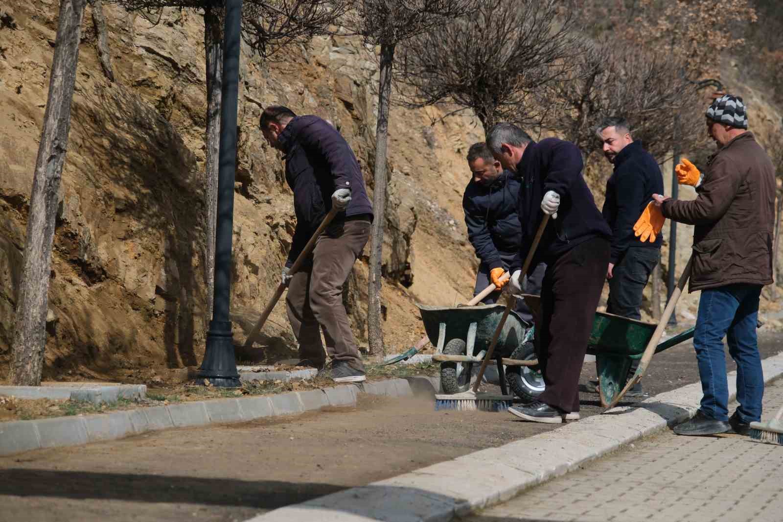 Akdağmadeni’nde bahar mesaisi: park ve bahçeler yenileniyor
Akdağmadeni’nde bahar mesaisi: park ve bahçeler yenileniyor