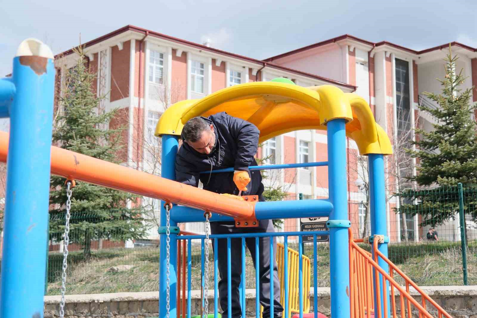 Akdağmadeni’nde bahar mesaisi: park ve bahçeler yenileniyor
Akdağmadeni’nde bahar mesaisi: park ve bahçeler yenileniyor
