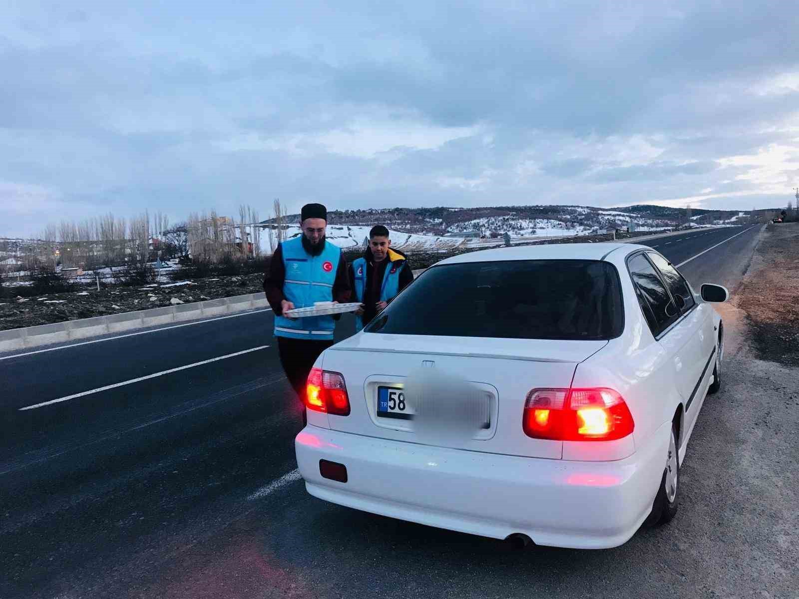 Akdağmadeni’nde yolculara ‘iftara 5 kala’ sürprizi
