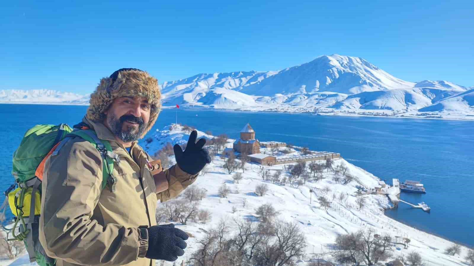 Akdamar Adası beyaz gelinliğini giydi: Doğaseverler adaya çıkarma yaptı
