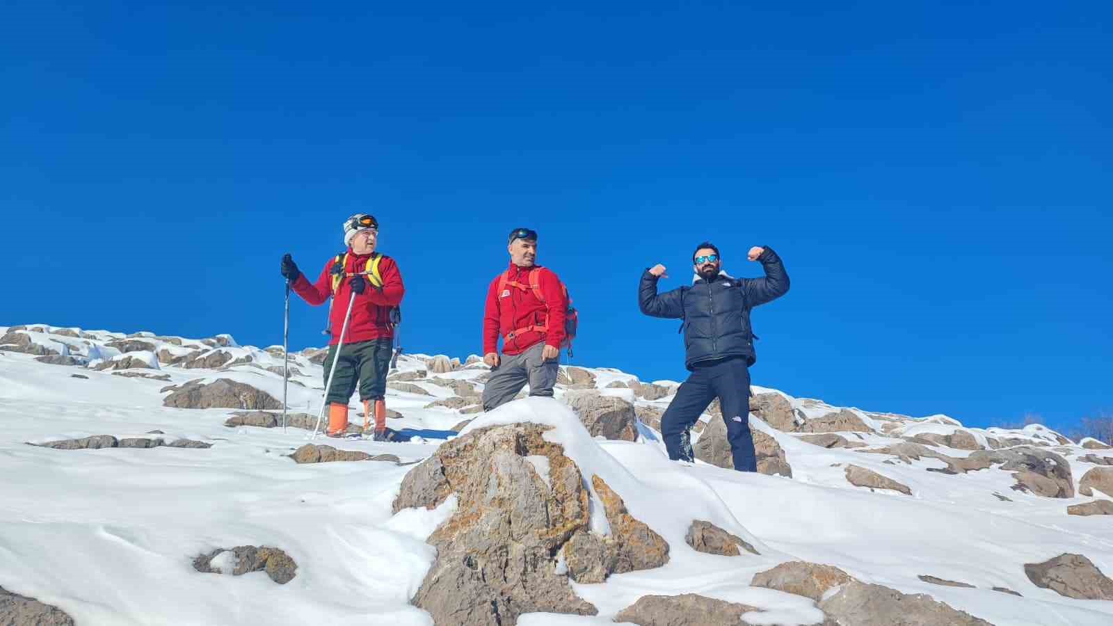 Akdamar Adası beyaz gelinliğini giydi: Doğaseverler adaya çıkarma yaptı
