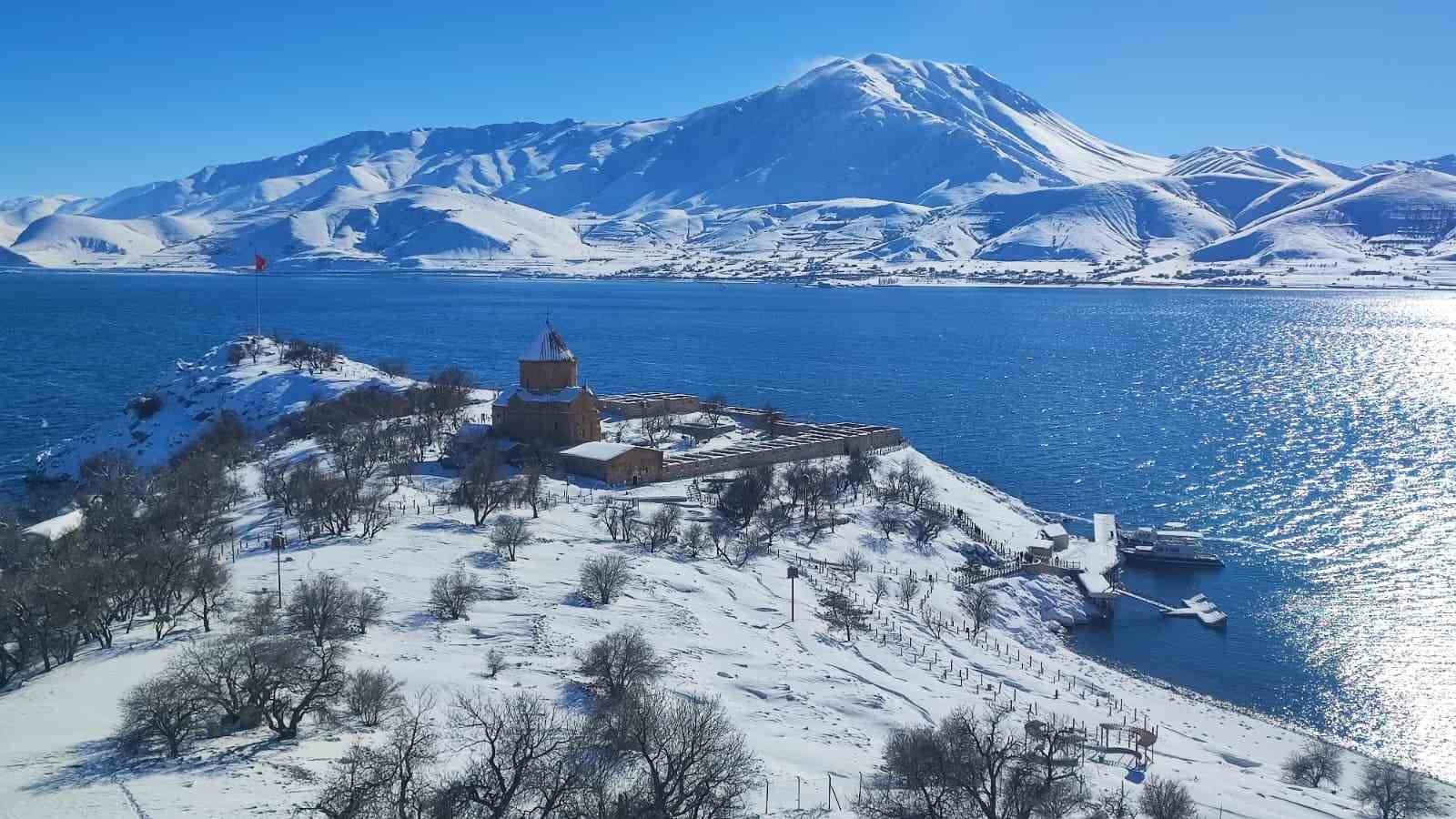 Akdamar Adası beyaz gelinliğini giydi: Doğaseverler adaya çıkarma yaptı
