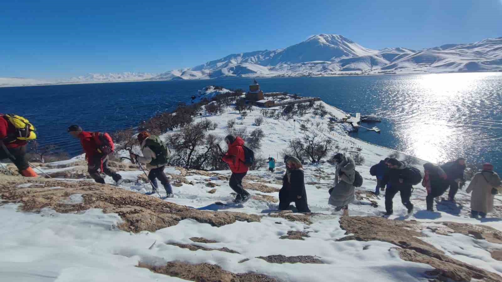 Akdamar Adası beyaz gelinliğini giydi: Doğaseverler adaya çıkarma yaptı
