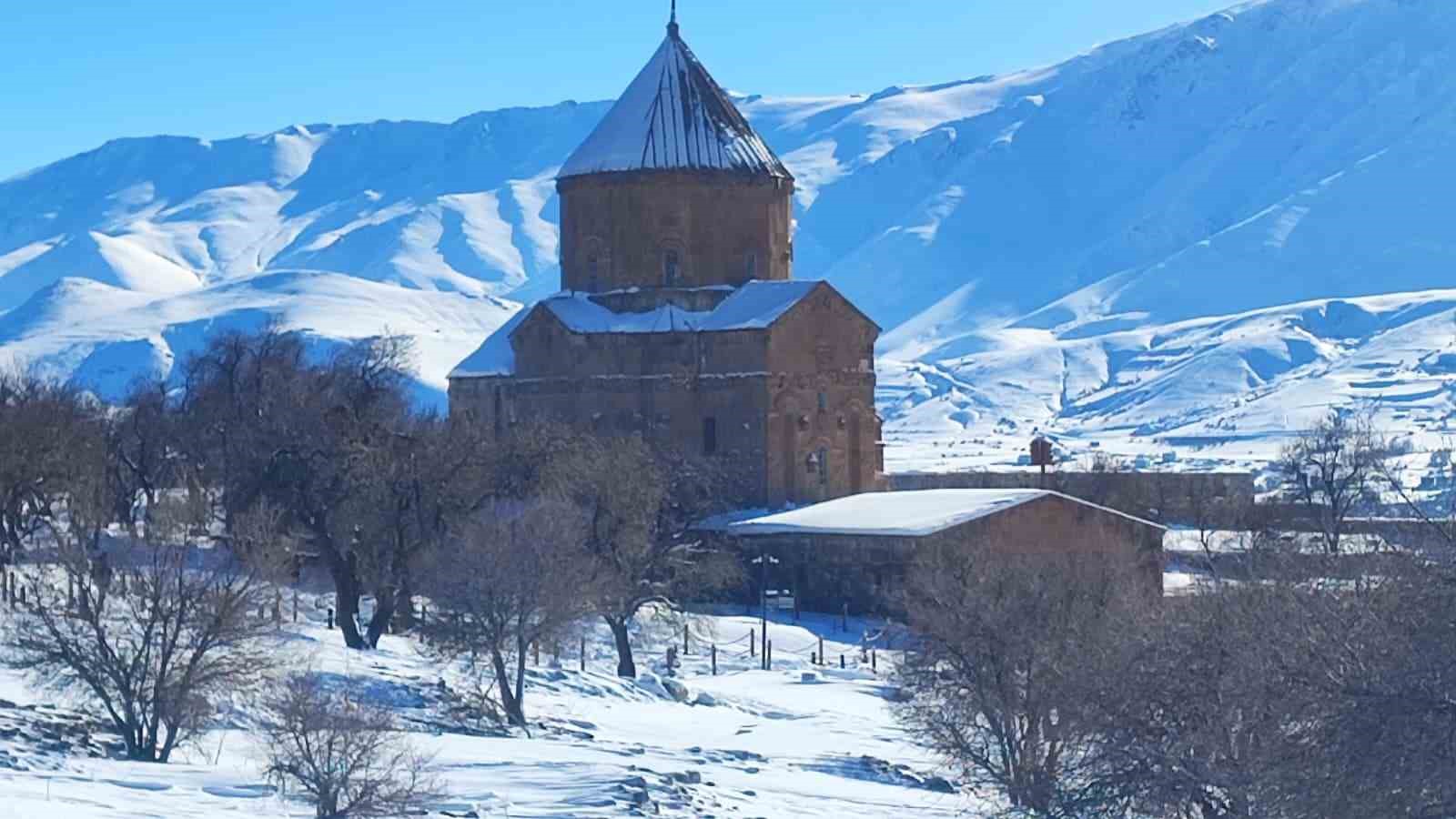 Akdamar Adası beyaz gelinliğini giydi: Doğaseverler adaya çıkarma yaptı
