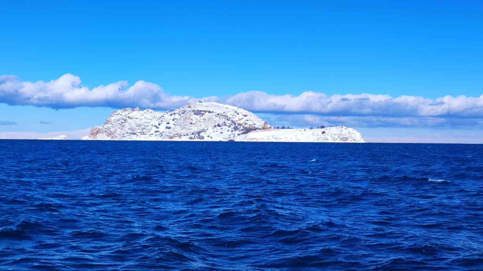 Akdamar Adası beyaz gelinliğini giydi: Doğaseverler adaya çıkarma yaptı
