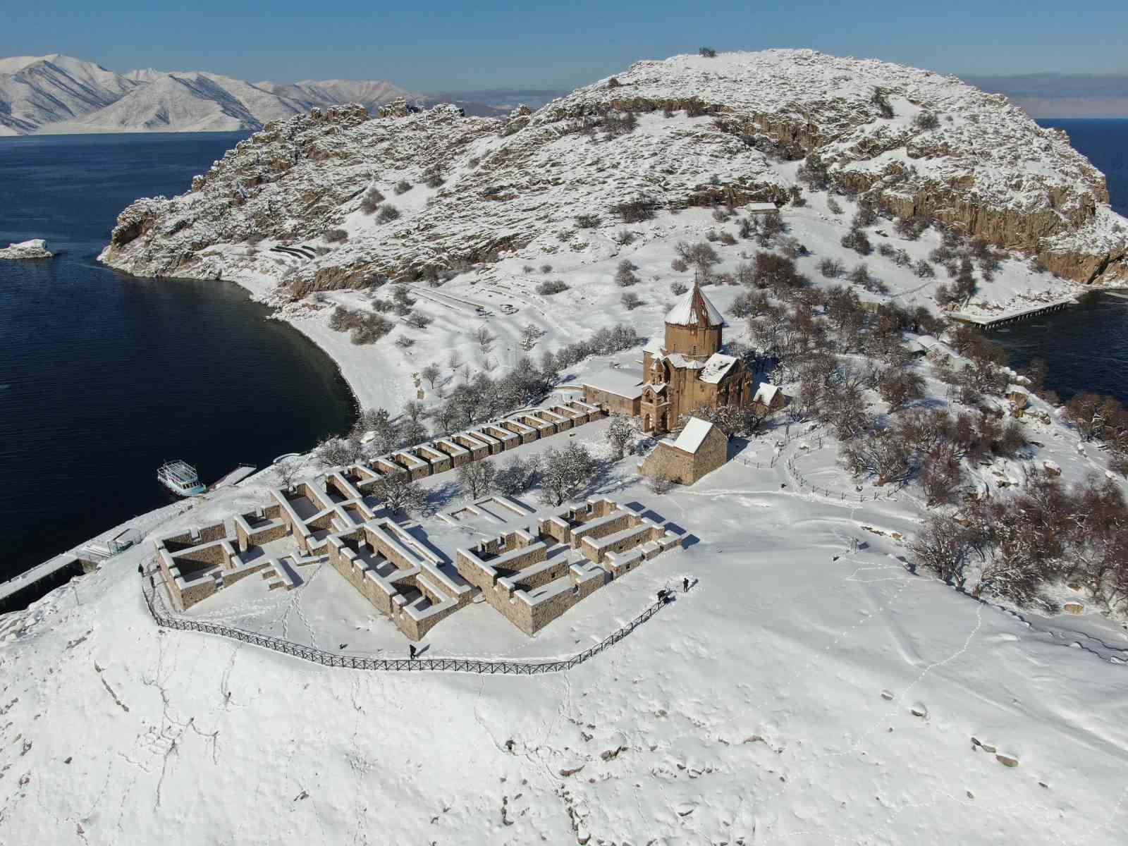 Akdamar Adası beyaz gelinliğini giydi: Doğaseverler adaya çıkarma yaptı
