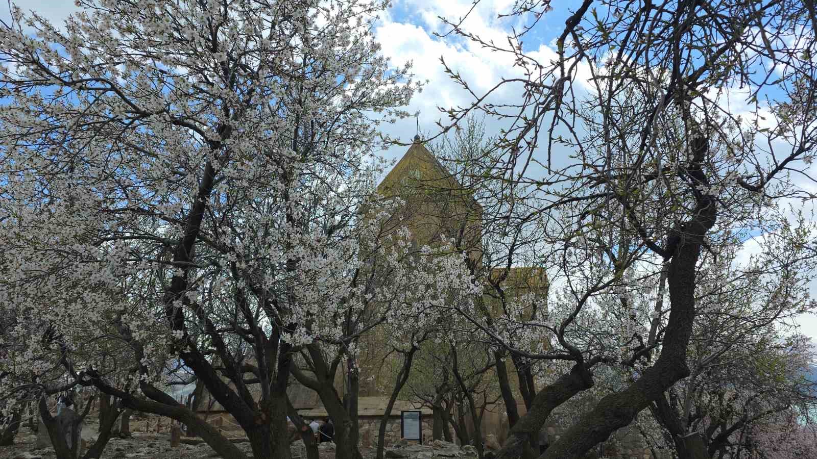 Akdamar Adası’nda 23 Nisan yoğunluğu
