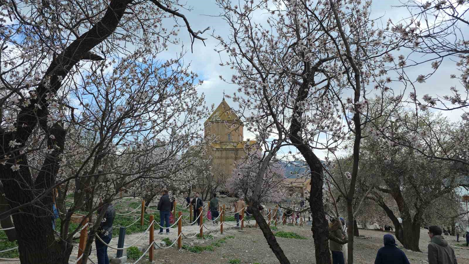 Akdamar Adası’nda 23 Nisan yoğunluğu

