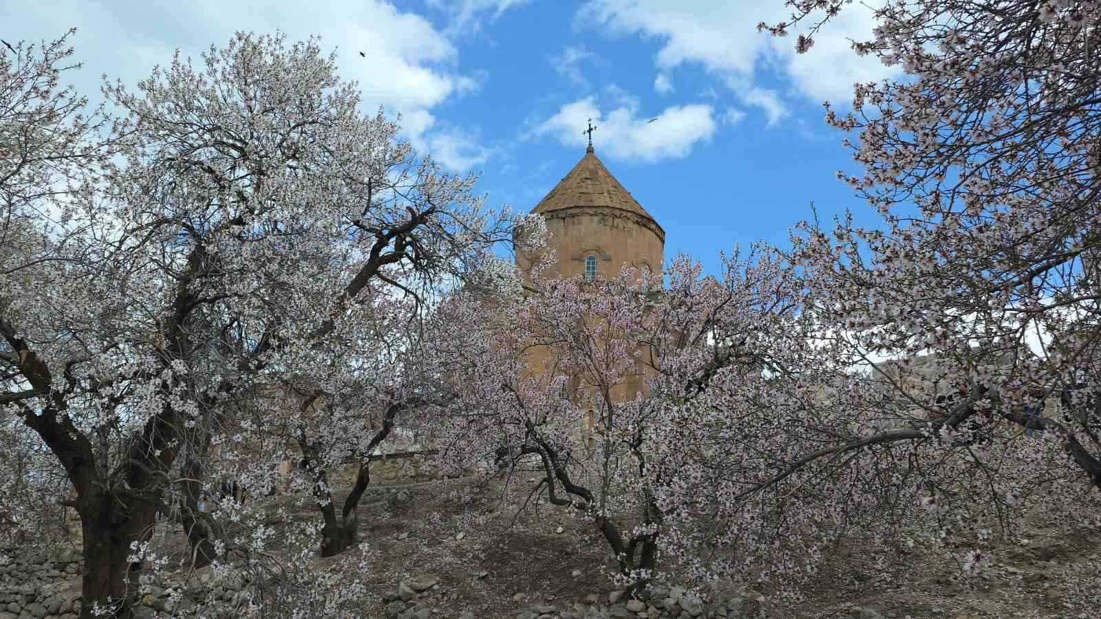 Akdamar Adası’nda 23 Nisan yoğunluğu

