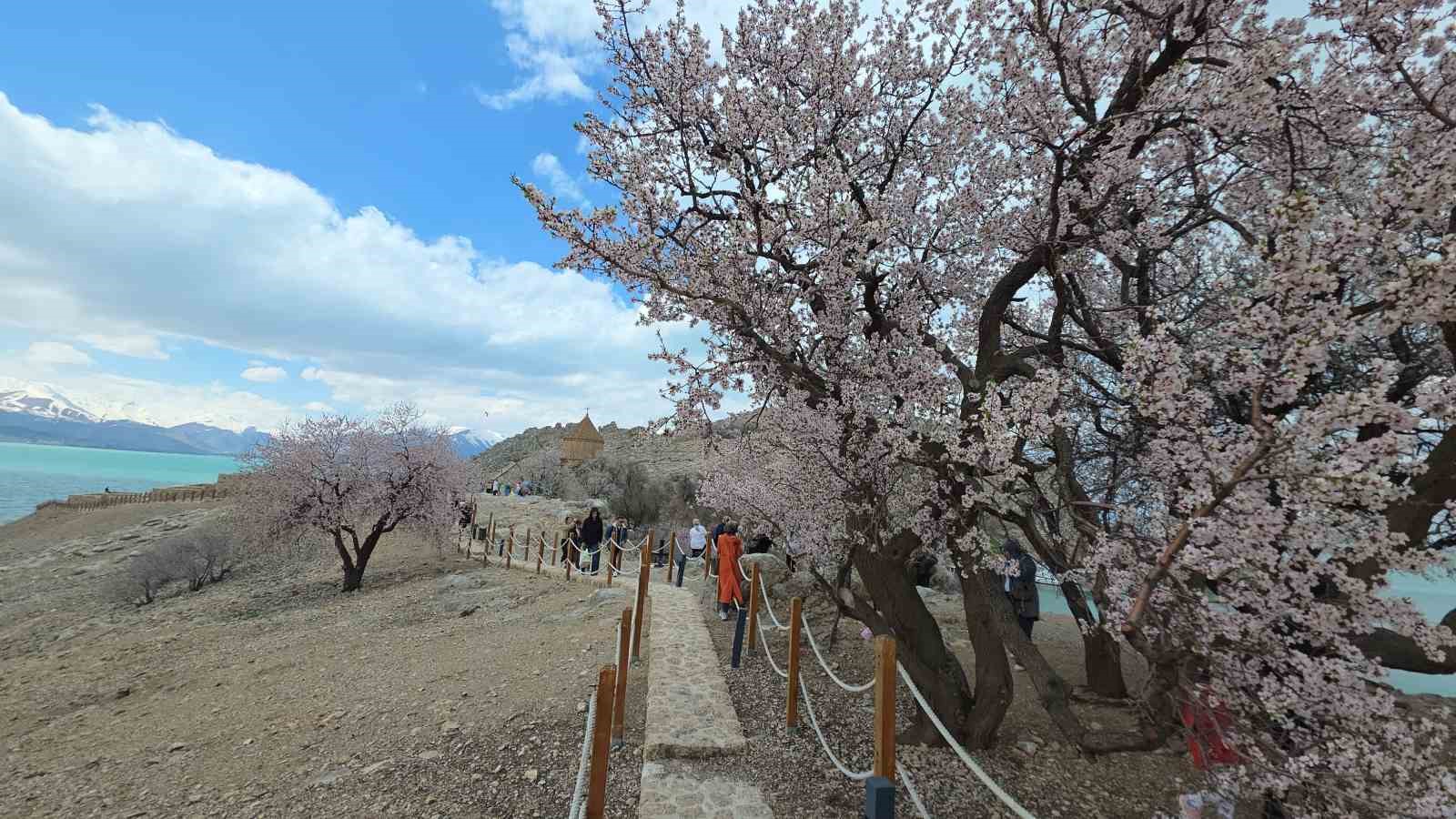 Akdamar Adası’nda 23 Nisan yoğunluğu
