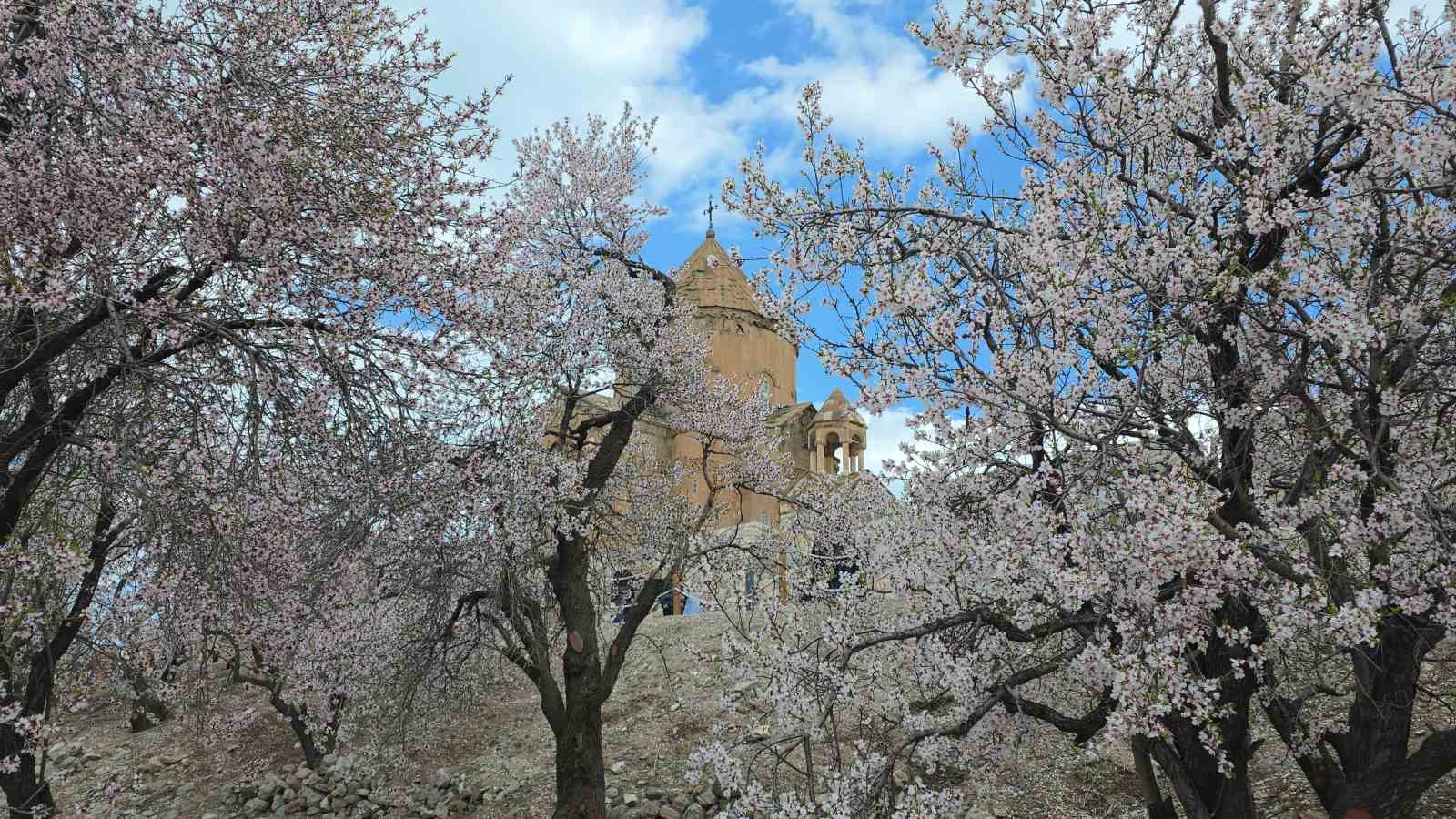 Akdamar Adası’nda 23 Nisan yoğunluğu
