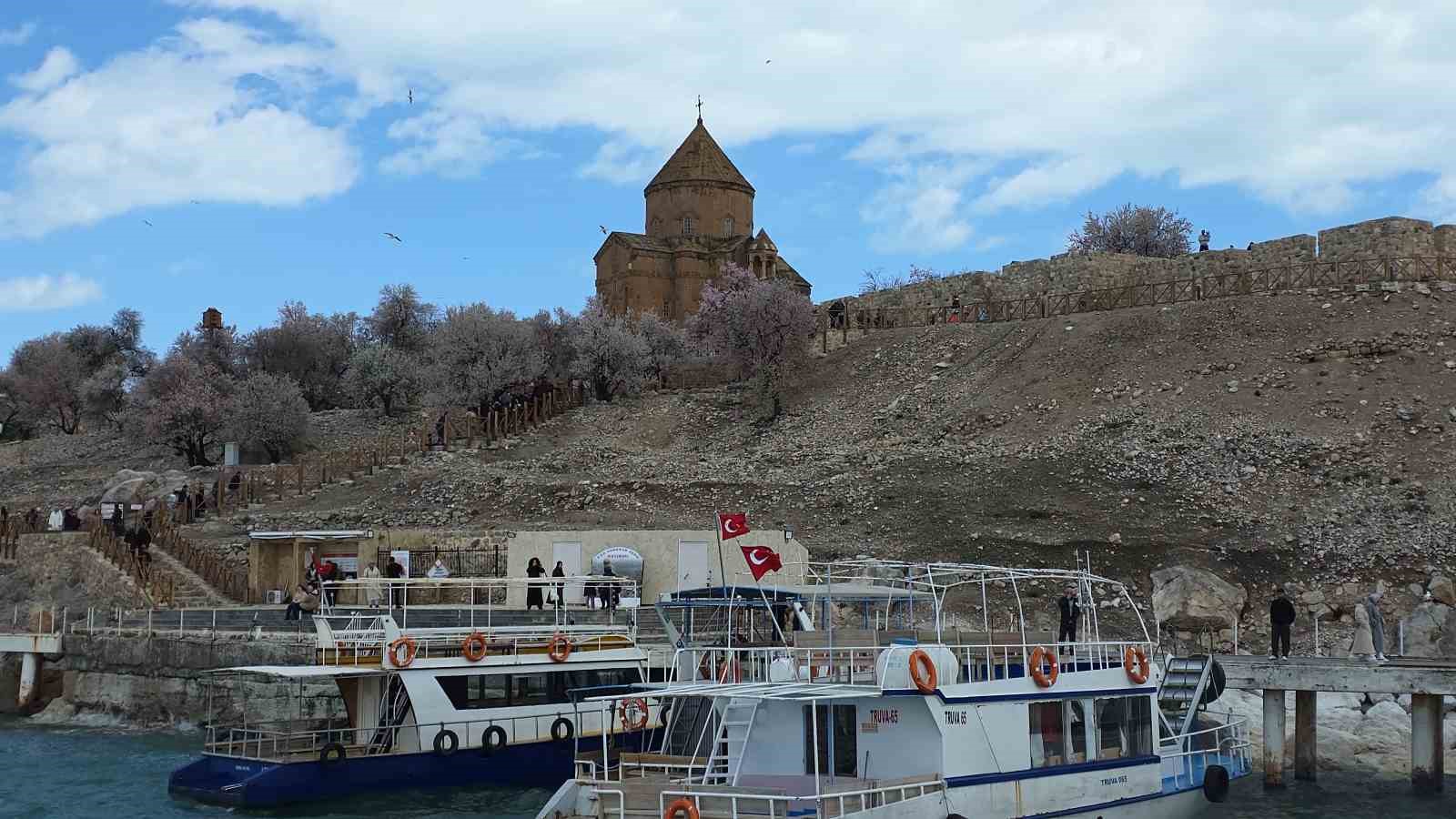 Akdamar Adası’nda 23 Nisan yoğunluğu

