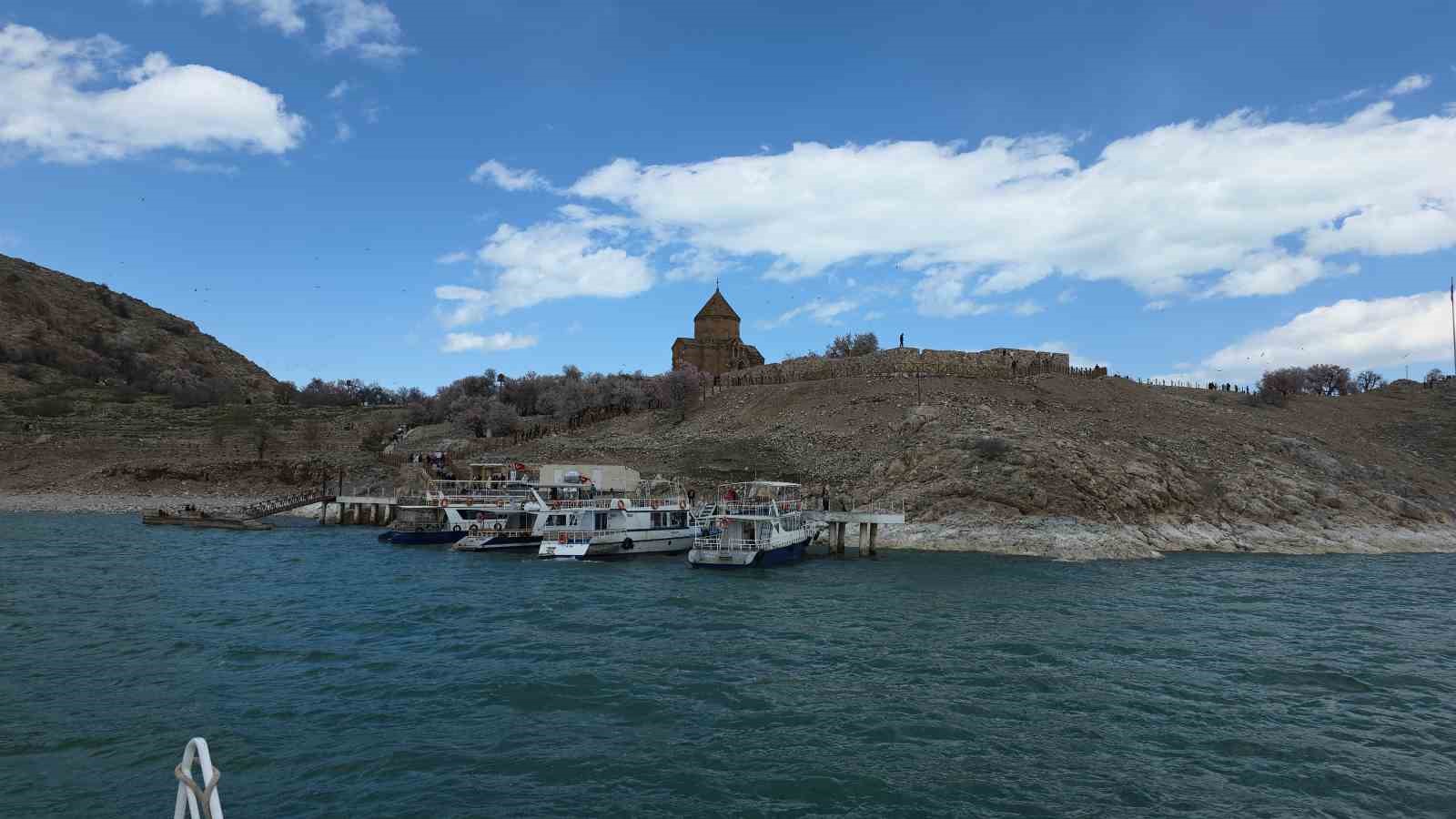 Akdamar Adası’nda 23 Nisan yoğunluğu
