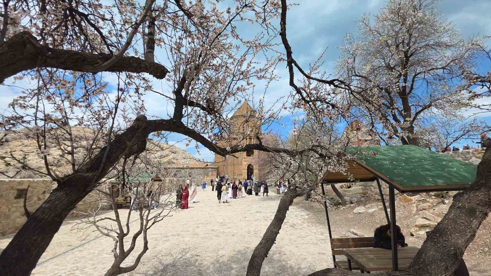 Akdamar Adası’nda 23 Nisan yoğunluğu
