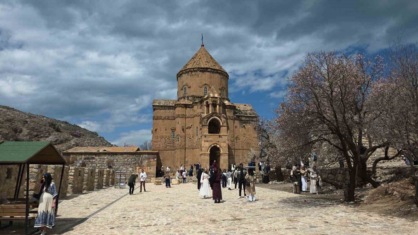 Akdamar Adası’nda renk cümbüşü
