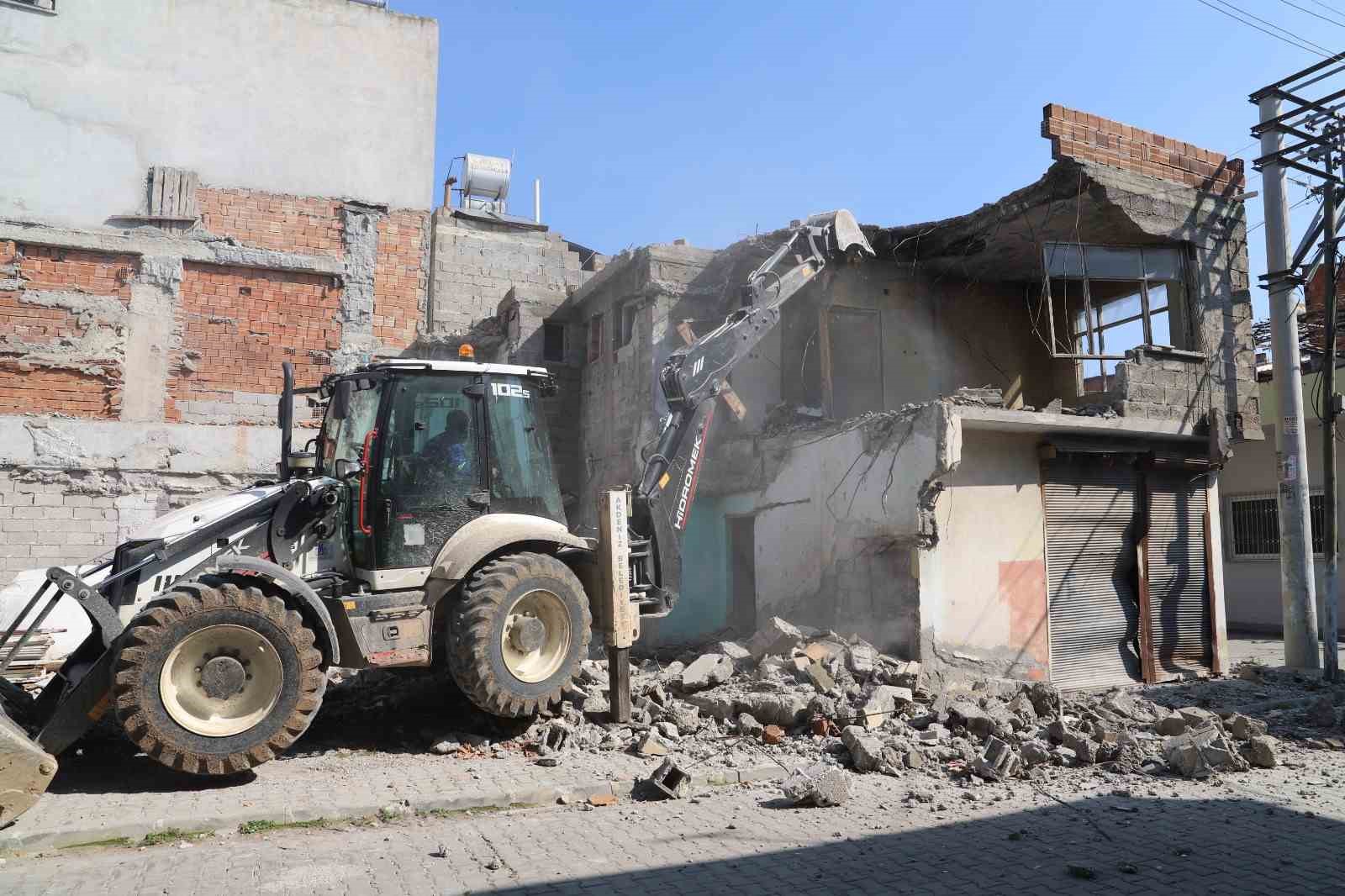 Akdeniz Belediyesi metruk binaları kontrollü şekilde yıkıyor
