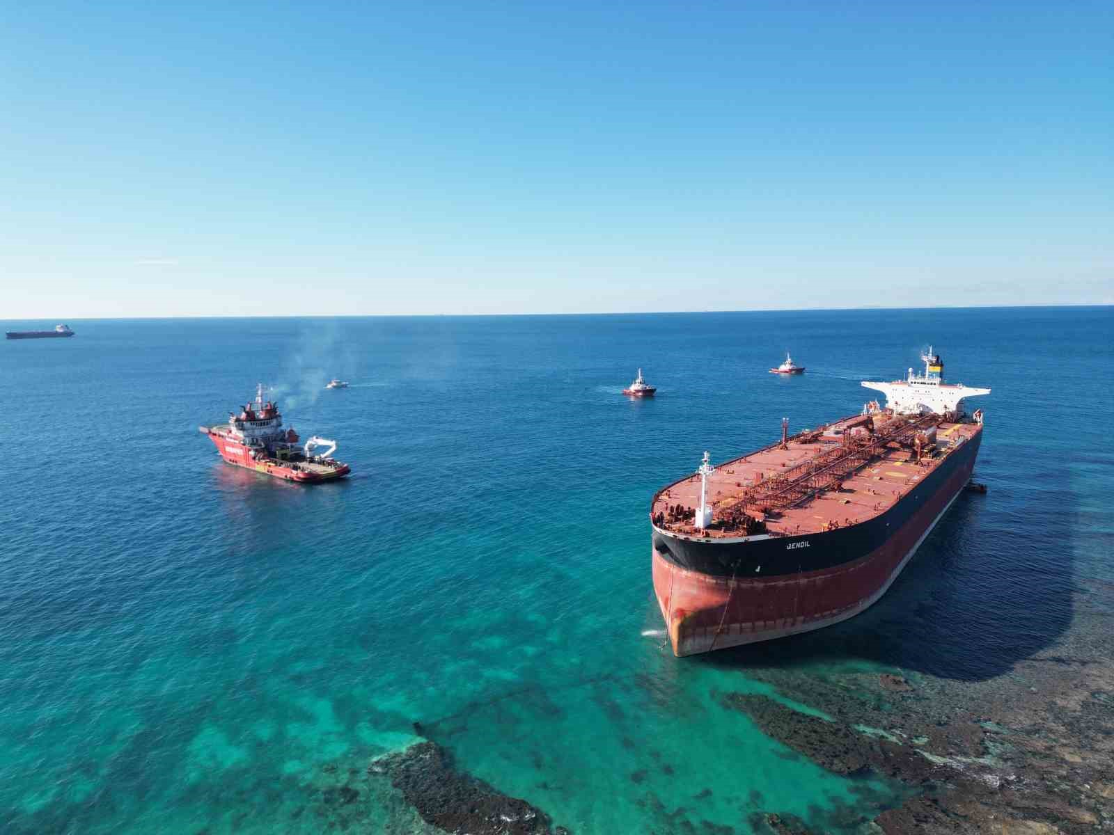 Akdeniz’de İHA ile vurulan, Bozcaada’da fırtına nedeniyle karaya oturan tanker bakım için Yalova’ya götürülüyor

