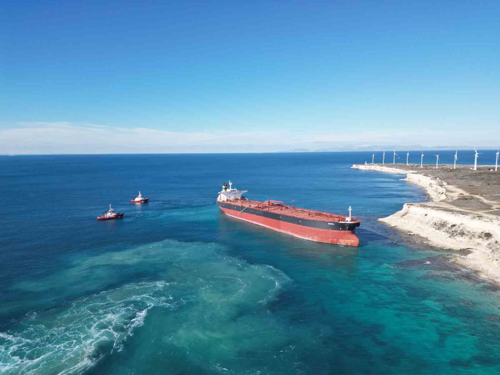 Akdeniz’de İHA ile vurulan, Bozcaada’da fırtına nedeniyle karaya oturan tanker bakım için Yalova’ya götürülüyor
