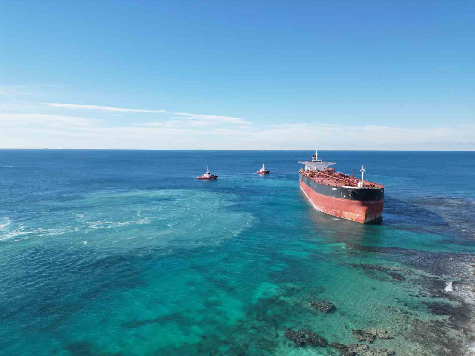 Akdeniz’de İHA ile vurulan, Bozcaada’da fırtına nedeniyle karaya oturan tanker bakım için Yalova’ya götürülüyor
