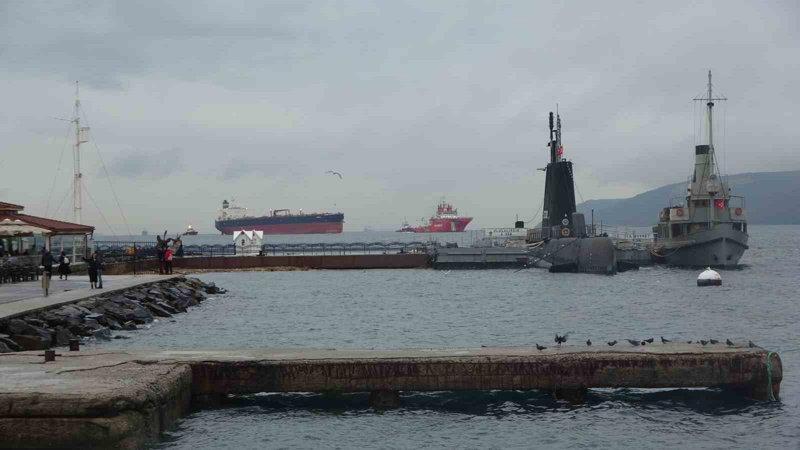 Akdeniz’de İHA ile vurulan, Bozcaada’da fırtına nedeniyle karaya oturan tanker bakım için Yalova’ya götürülüyor
