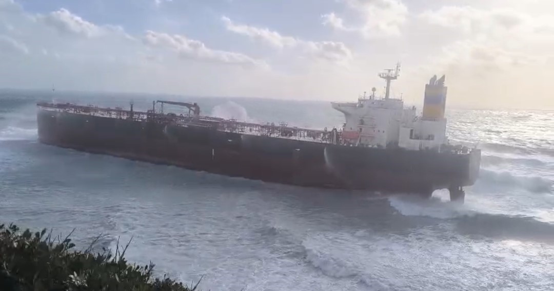 Akdeniz’de İHA ile vurulan, Bozcaada’da fırtına nedeniyle karaya oturan tanker bakım için Yalova’ya götürülüyor
