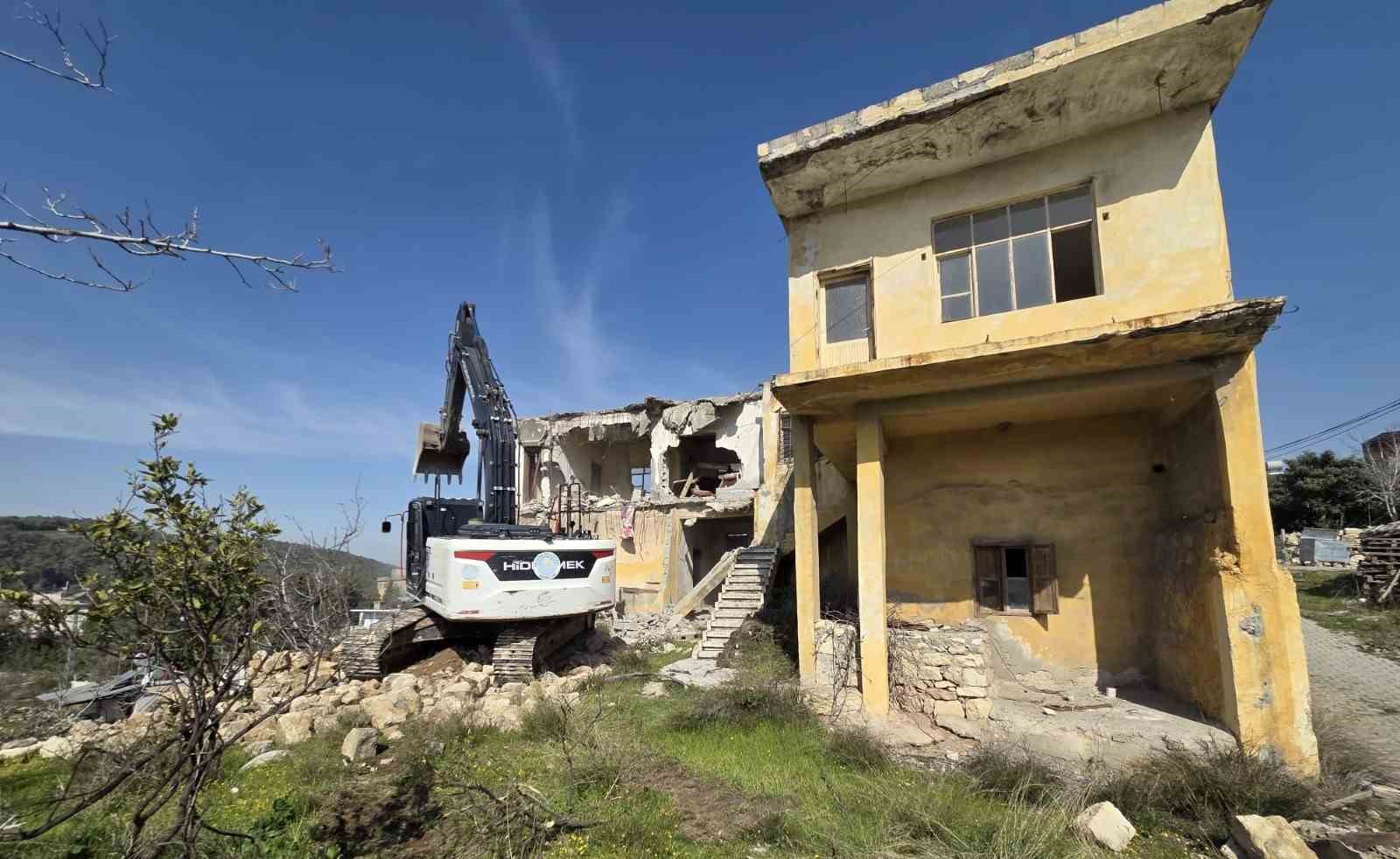 Akdeniz’de metruk binalar bir bir yıkılıyor
