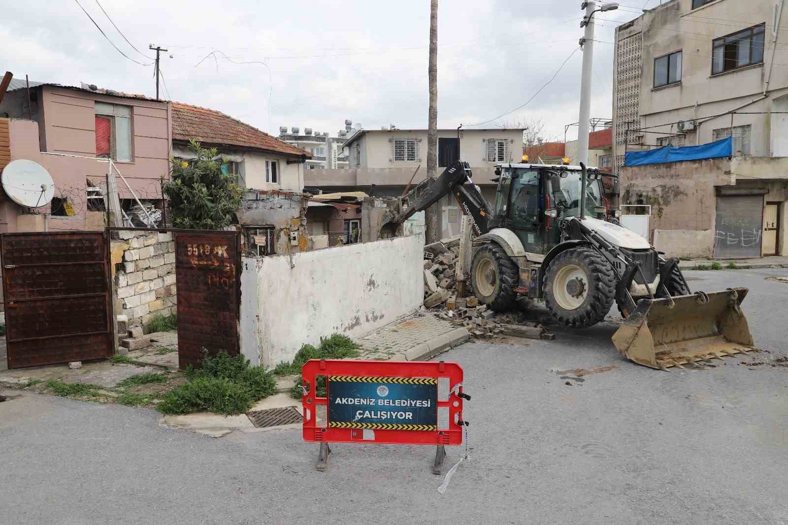 Akdeniz’de tehlike saçan metruk yapılar yıkılıyor
