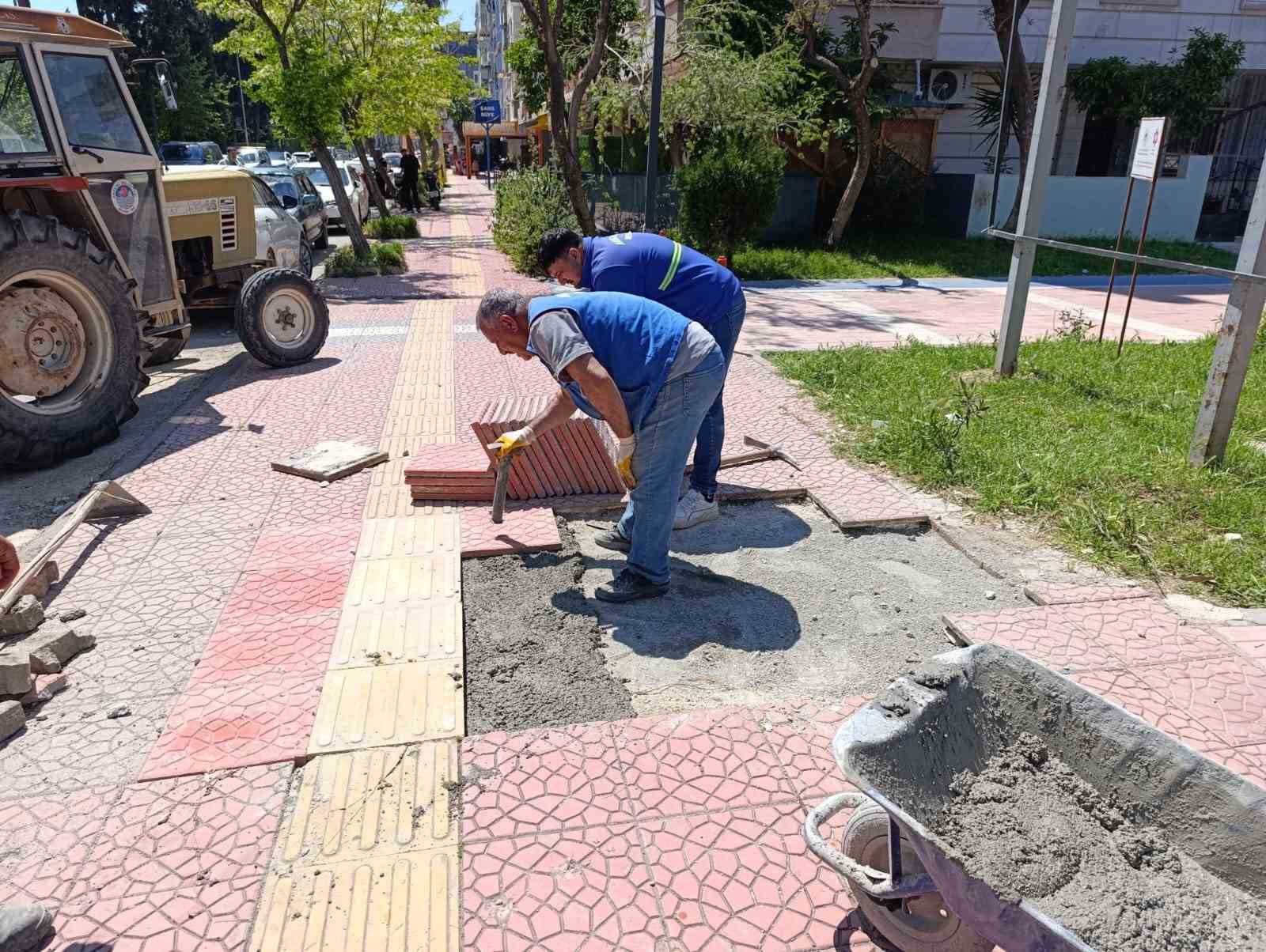 Akdeniz’de yol ve kaldırımlar yenileniyor
