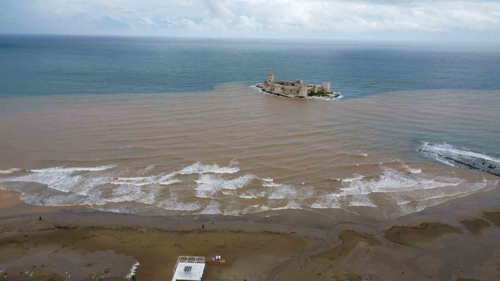 Akdeniz’e akan sel suları Kızkalesi çevresini kahverengiye bürüdü
