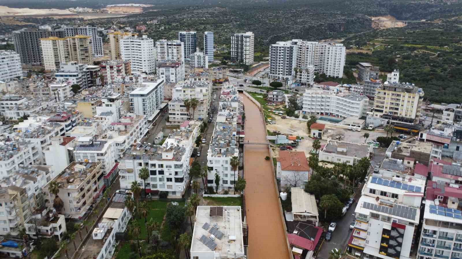 Akdeniz’e akan sel suları Kızkalesi çevresini kahverengiye bürüdü
