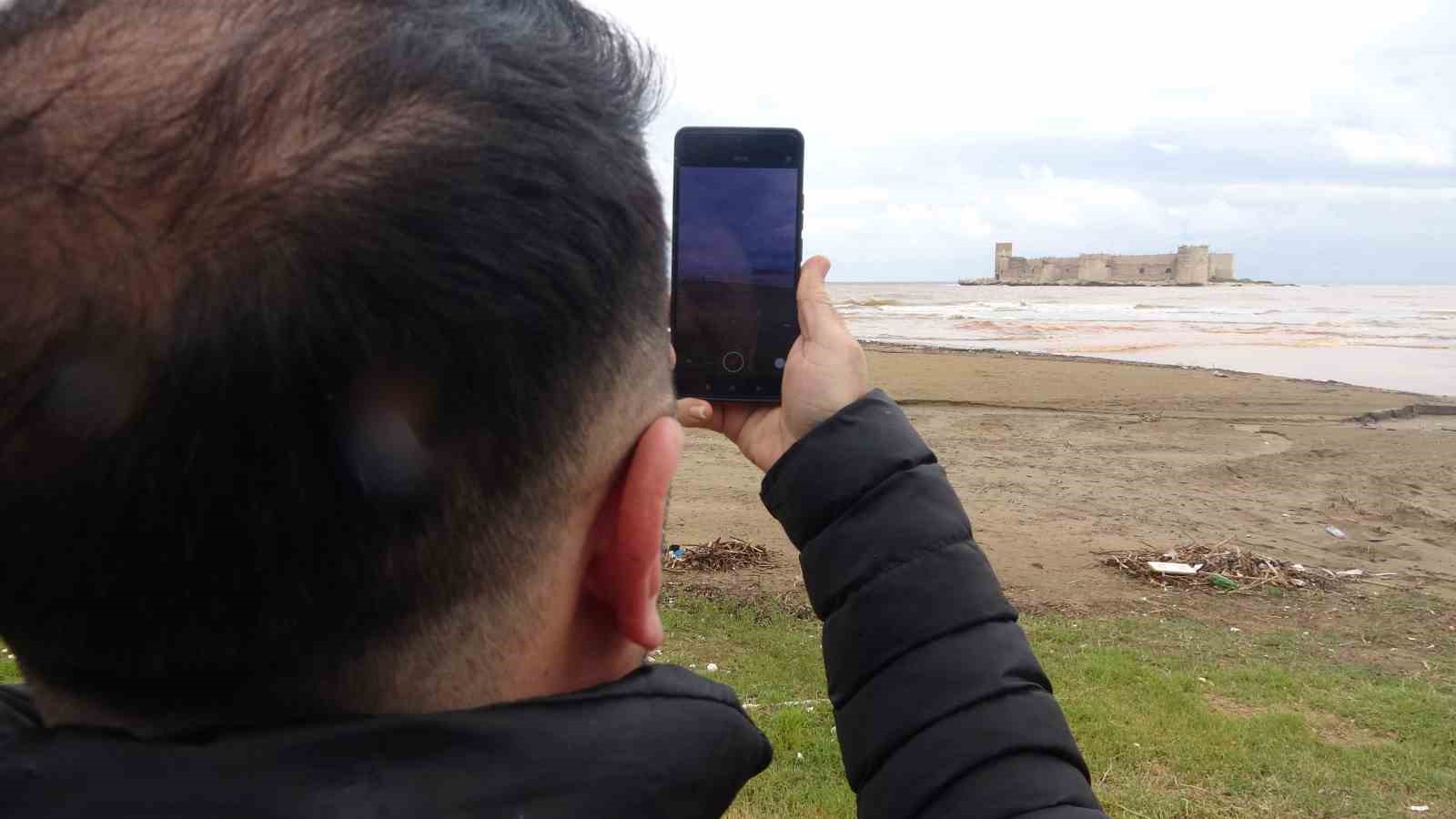 Akdeniz’e akan sel suları Kızkalesi çevresini kahverengiye bürüdü
