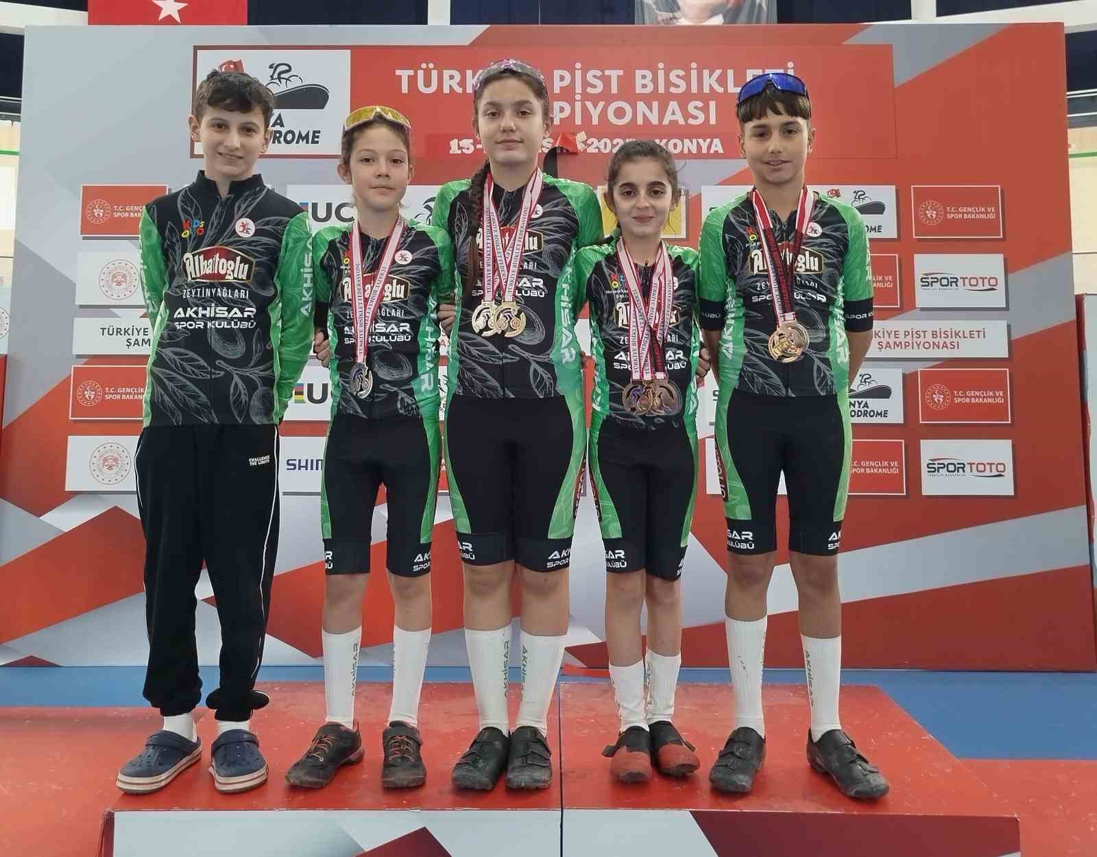 Akhisarlı bisikletçiler Konya Velodromu’nda kürsüye damga vurdu
