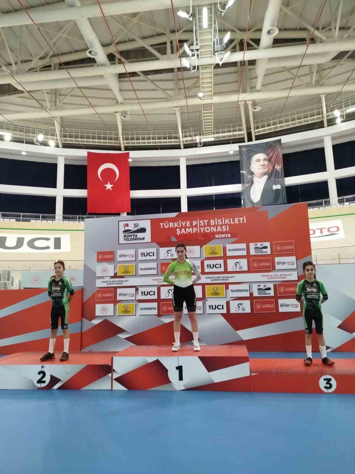 Akhisarlı bisikletçiler Konya Velodromu’nda kürsüye damga vurdu
