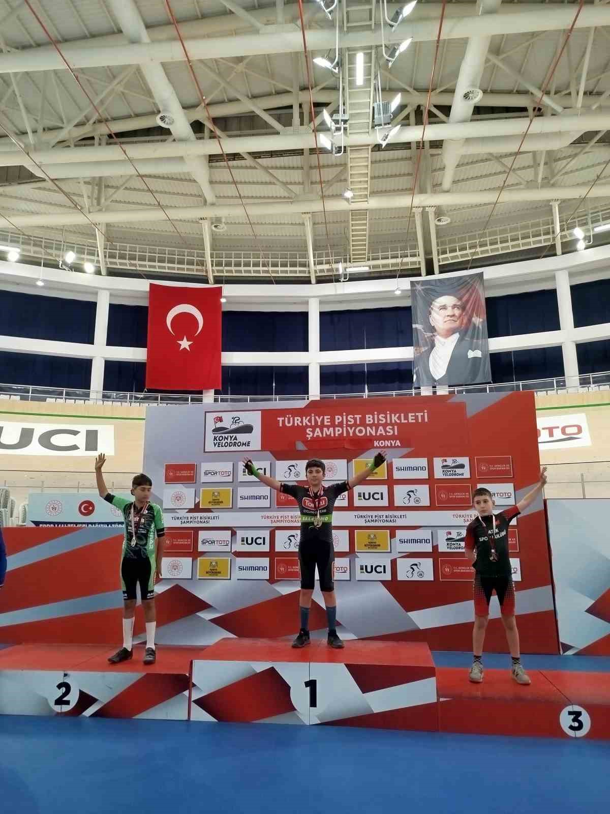 Akhisarlı bisikletçiler Konya Velodromu’nda kürsüye damga vurdu
