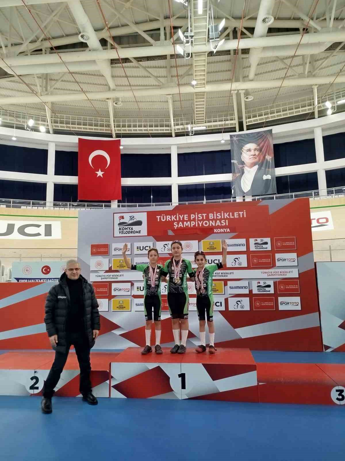 Akhisarlı bisikletçiler Konya Velodromu’nda kürsüye damga vurdu
